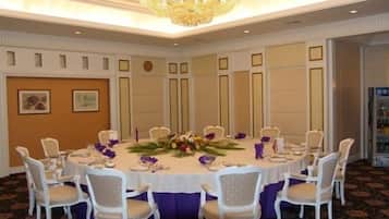 4 restoran, sarapan, makan tengah hari dihidangkan; masakan China