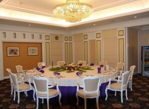 4 restaurants, breakfast, lunch, dinner served; Chinese cuisine - Huanghai Hotel (Qingdao)