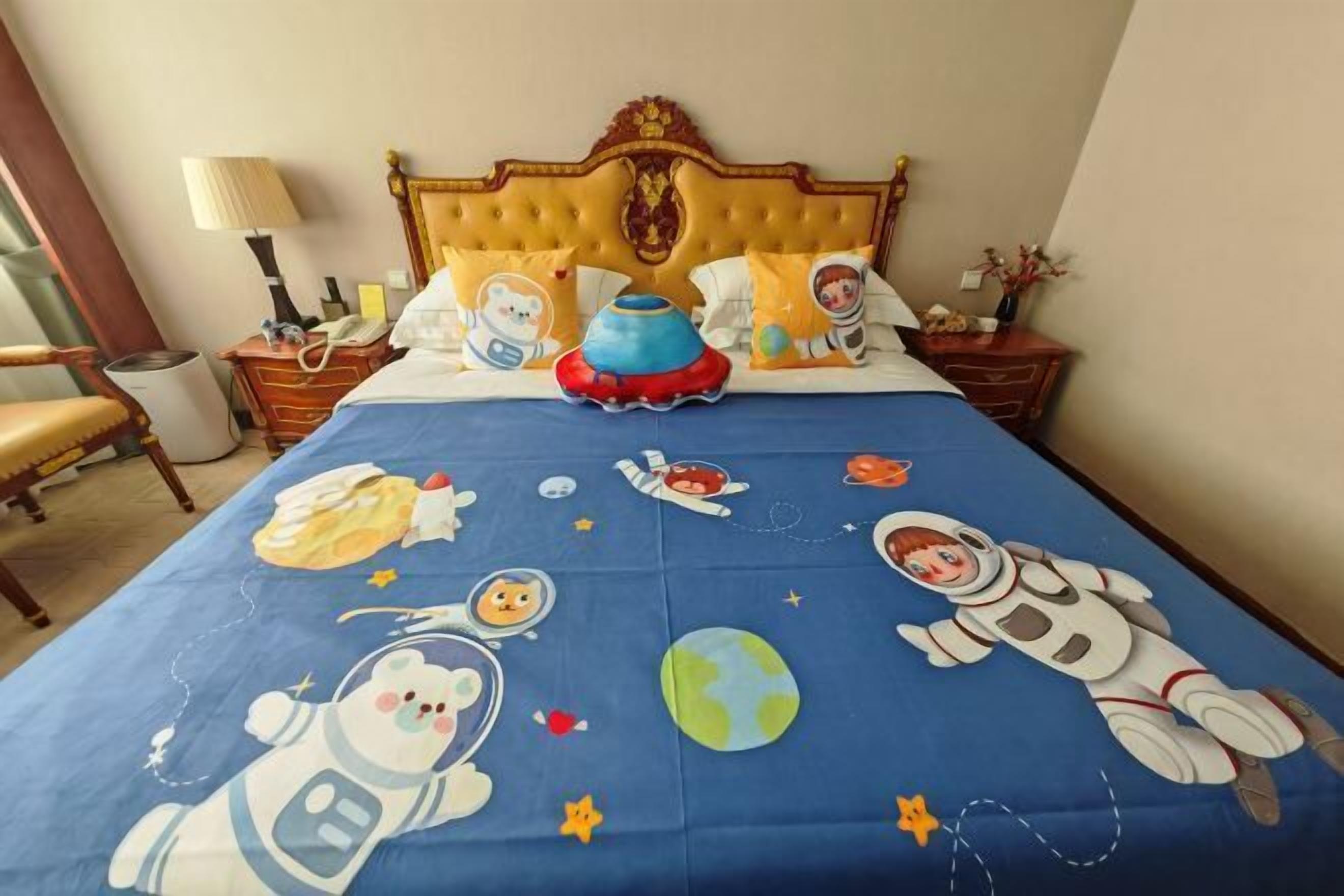 Minibar, bàn, giường gấp/giường phụ 