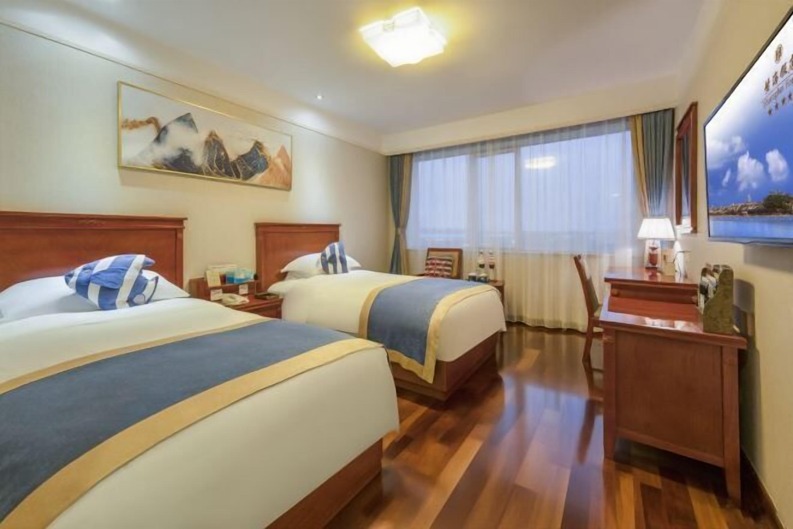 Minibar, bàn, giường gấp/giường phụ 