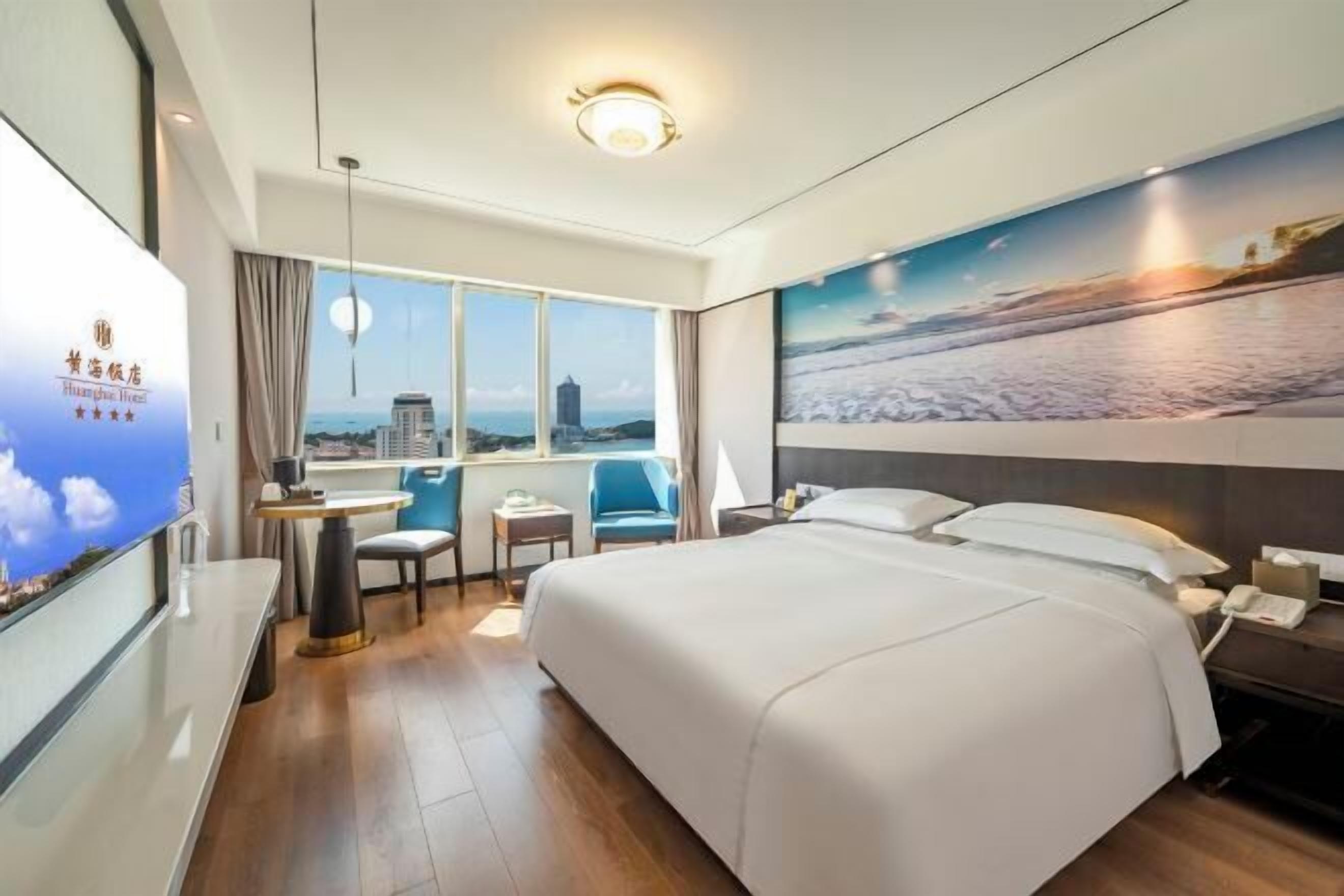 Minibar, bàn, giường gấp/giường phụ 