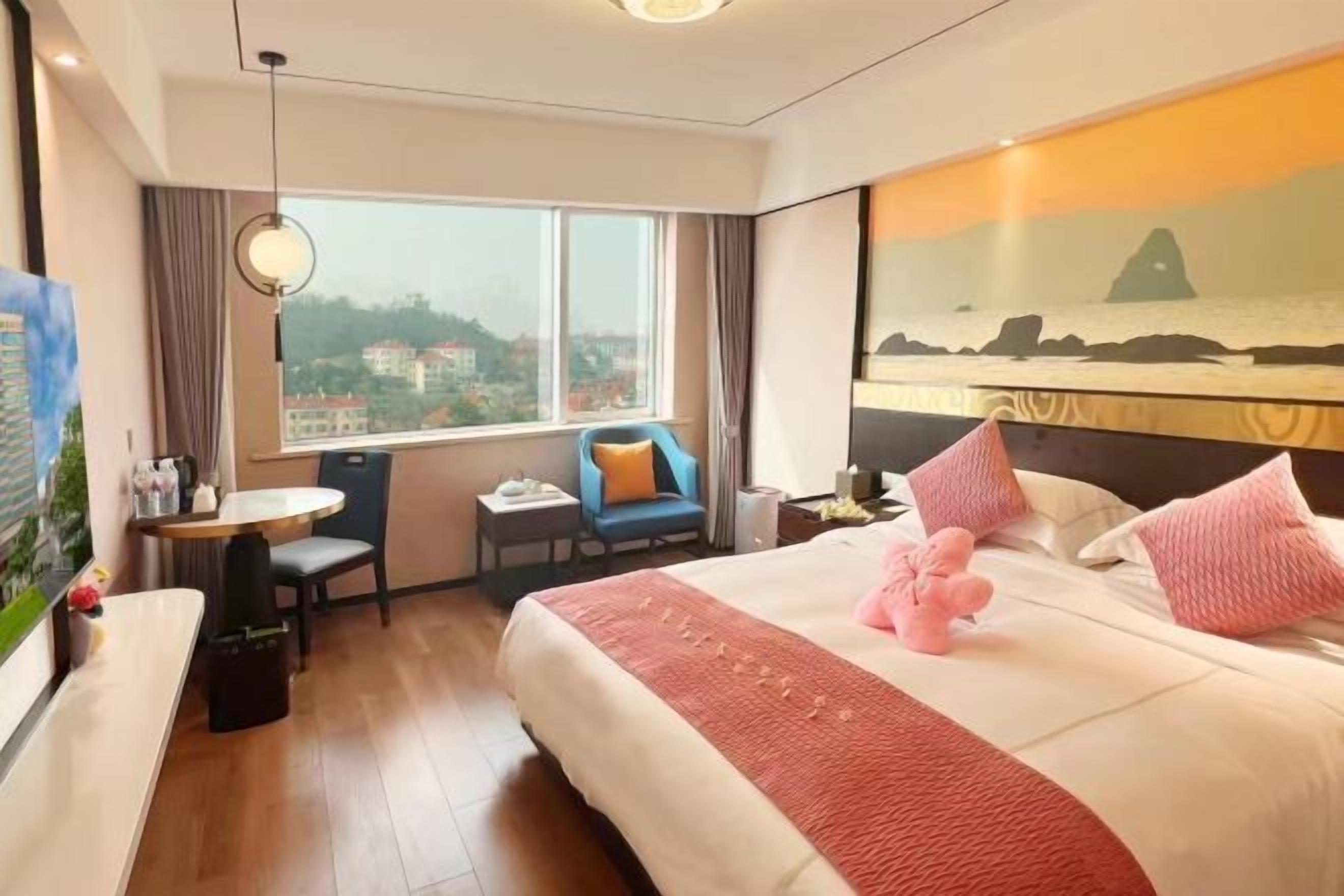 Minibar, bàn, giường gấp/giường phụ 