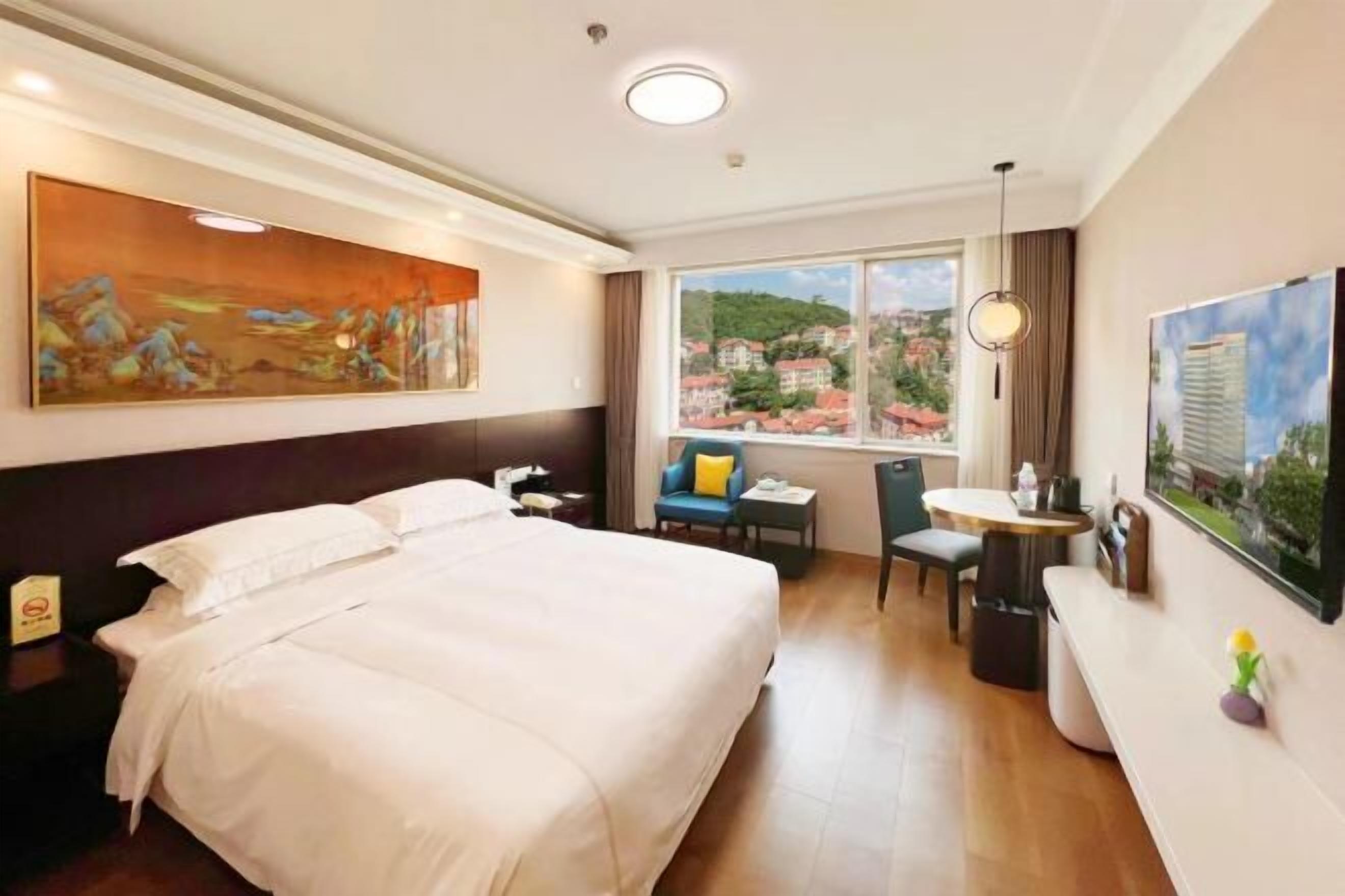 Minibar, bàn, giường gấp/giường phụ 