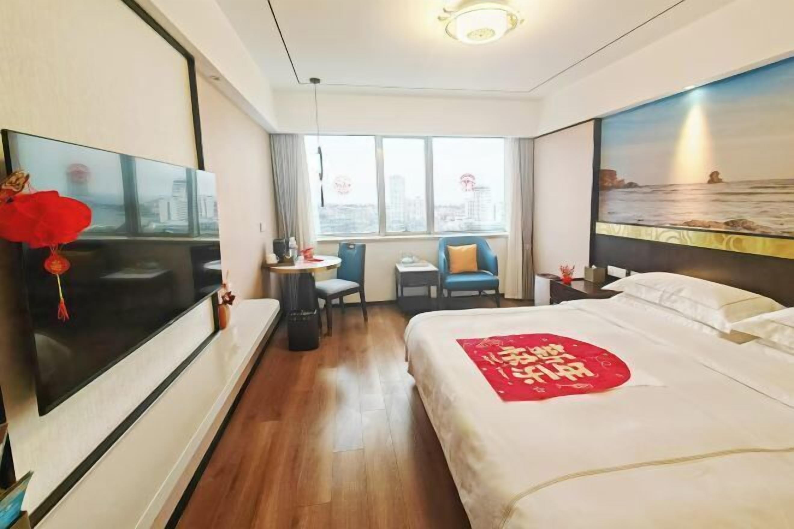 Minibar, bàn, giường gấp/giường phụ 