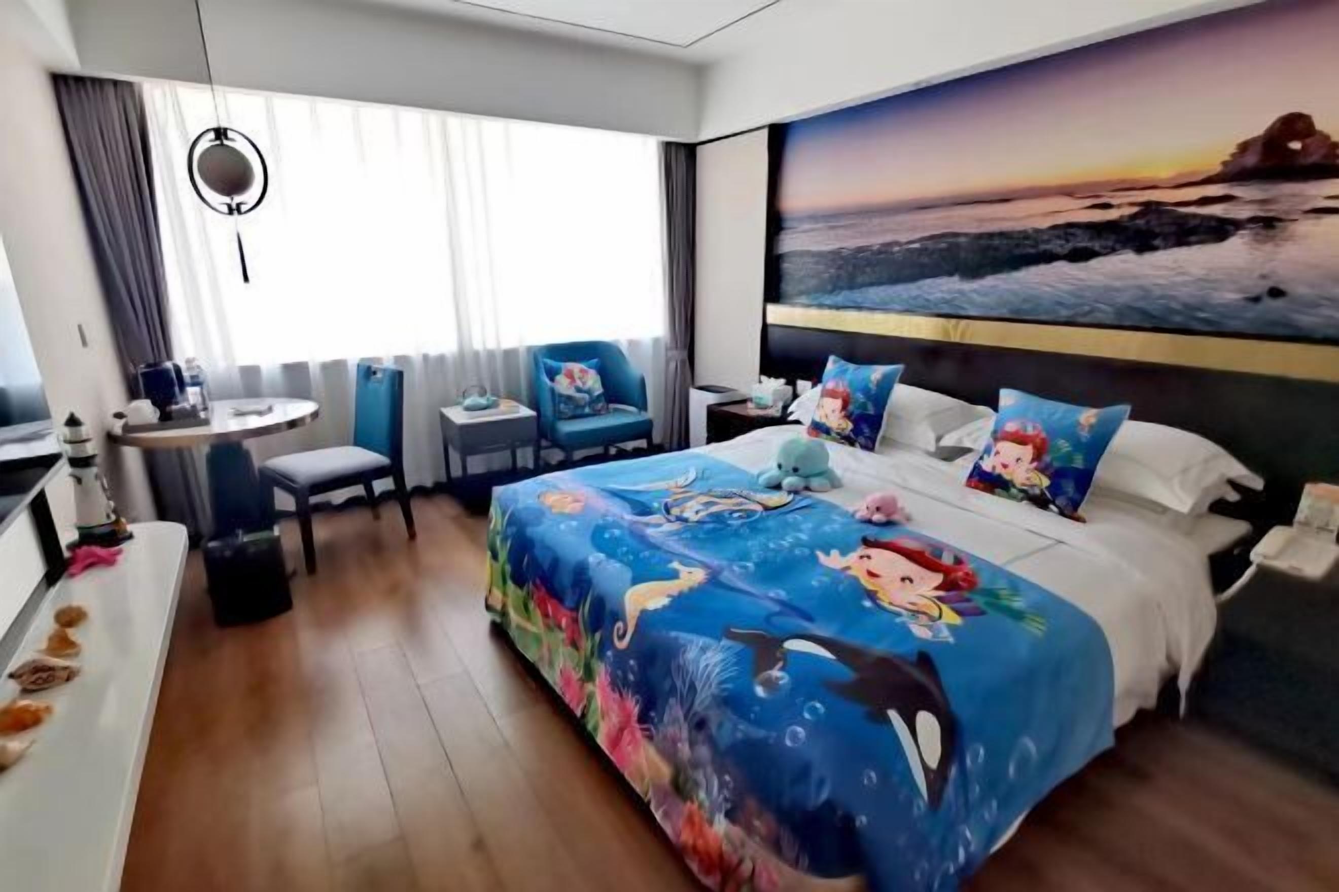 Minibar, bàn, giường gấp/giường phụ 