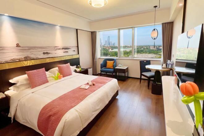 Minibar, bàn, giường gấp/giường phụ 