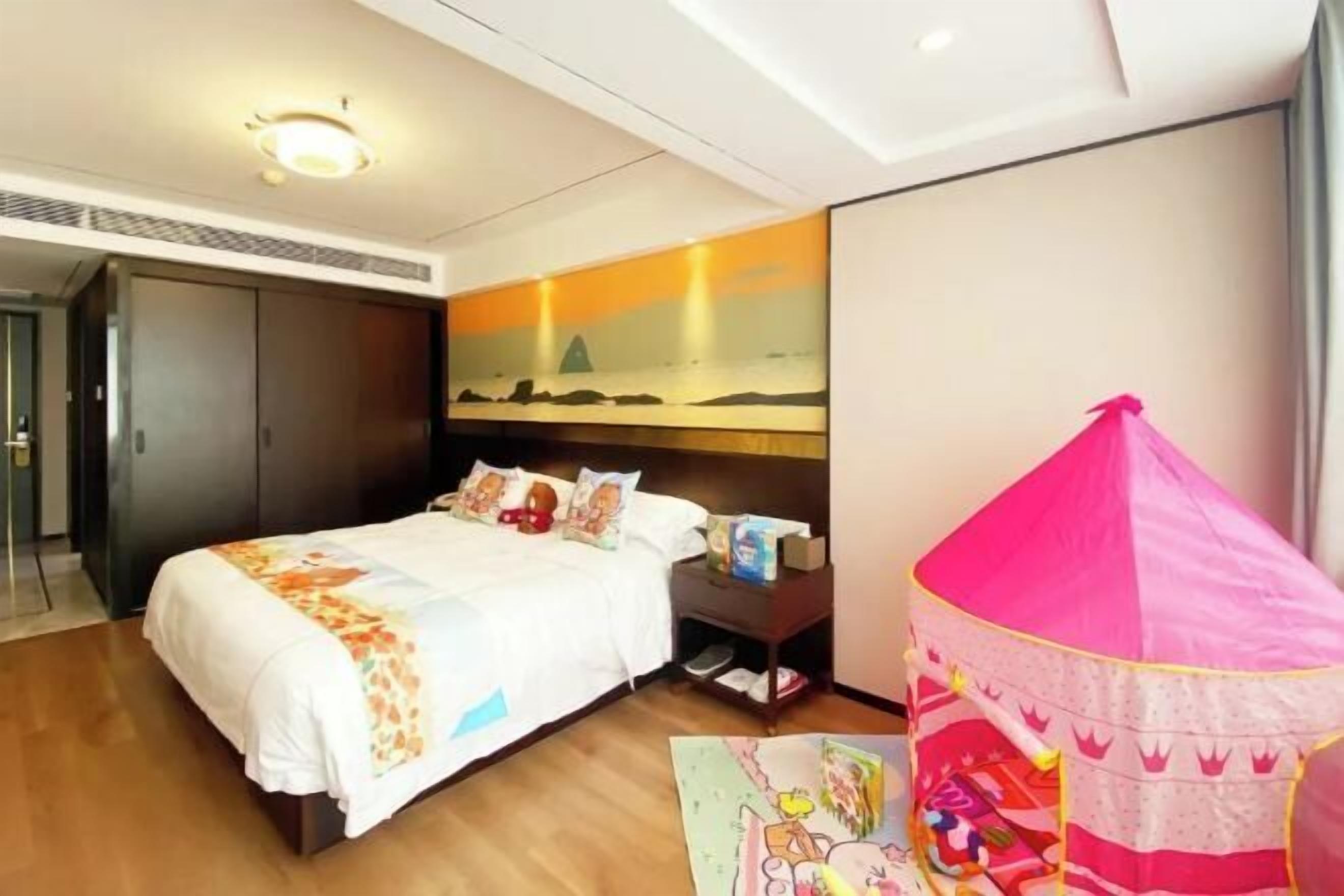 Minibar, bàn, giường gấp/giường phụ 