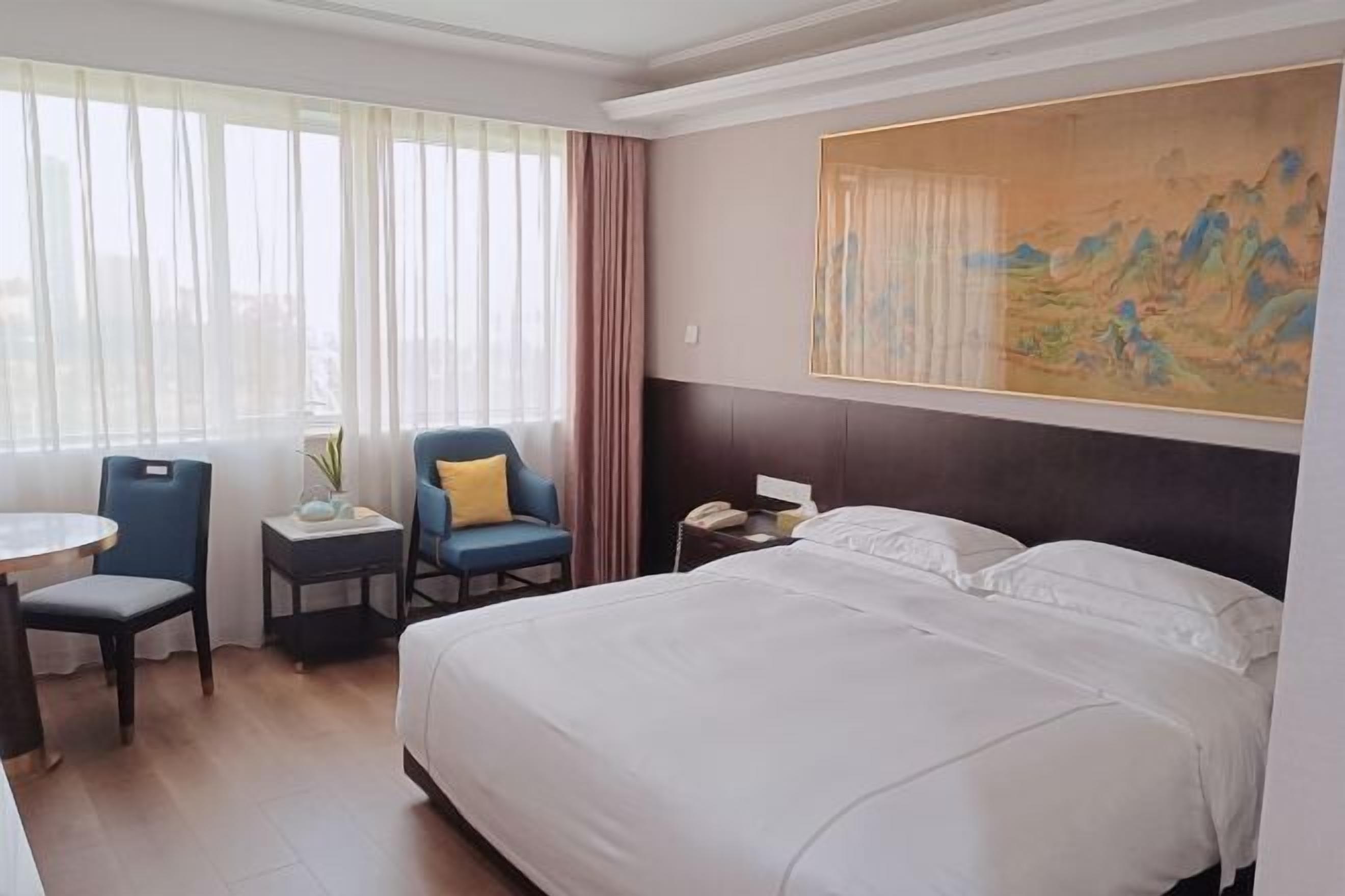 Minibar, bàn, giường gấp/giường phụ 