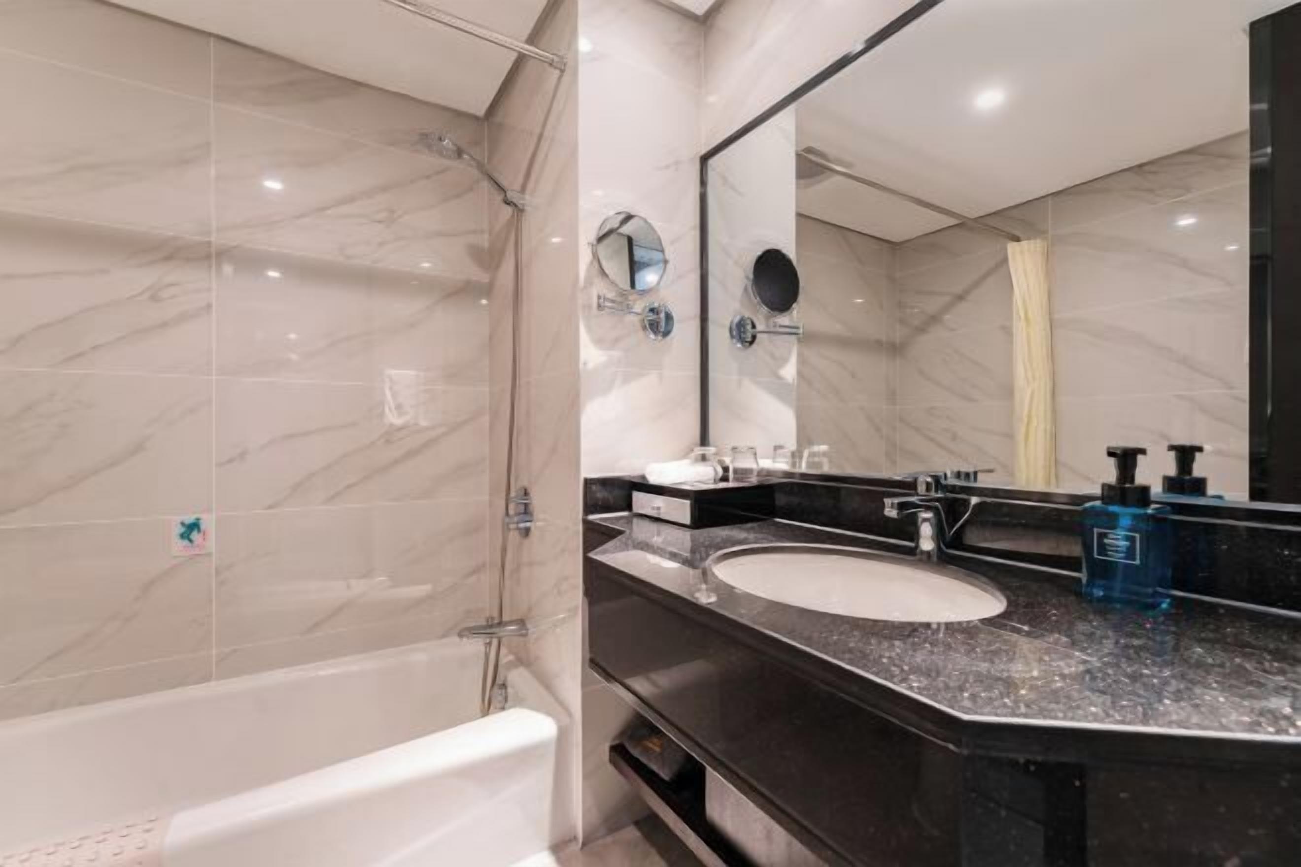 Đồ dùng nhà tắm miễn phí, dép đi trong nhà 