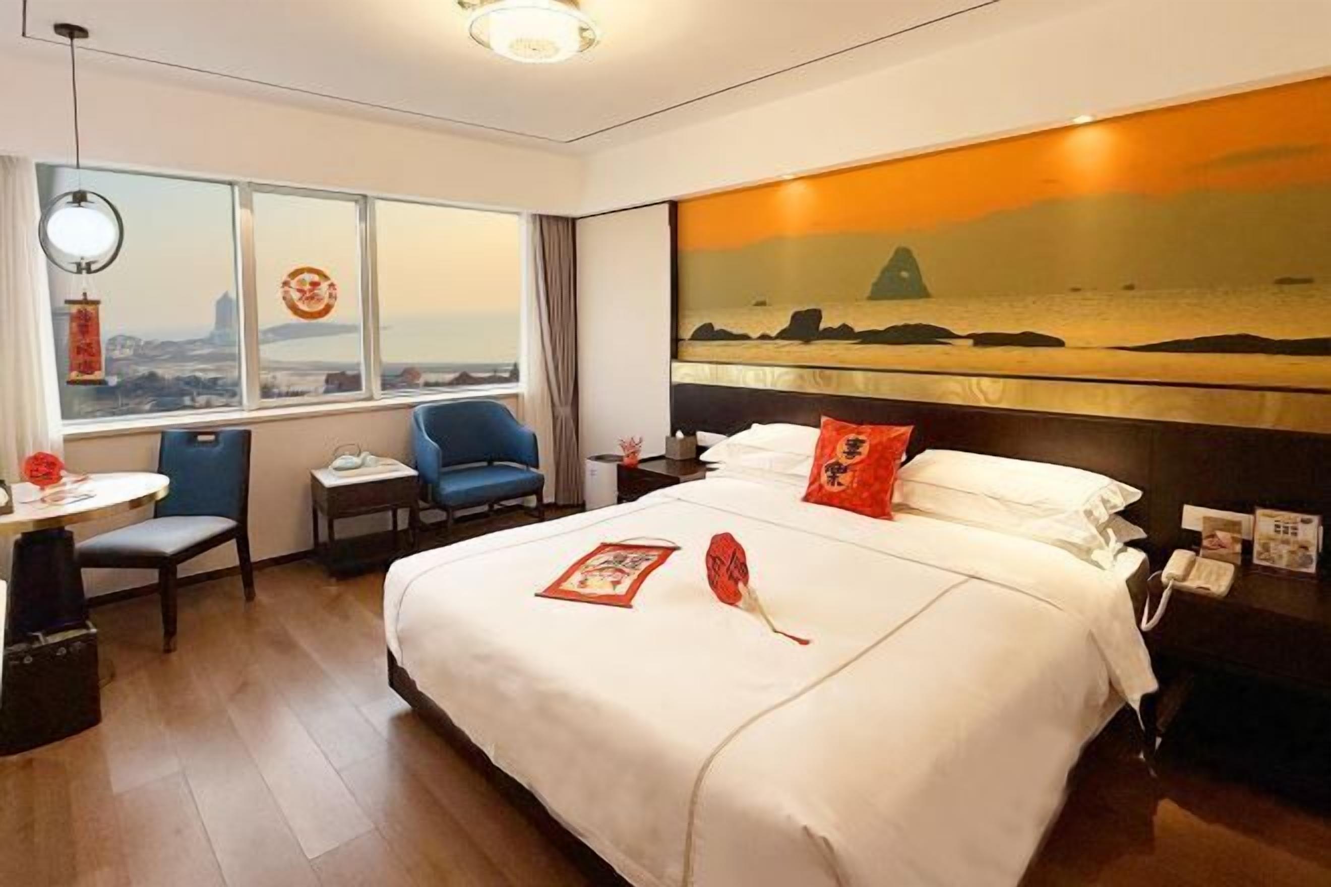 Minibar, bàn, giường gấp/giường phụ 