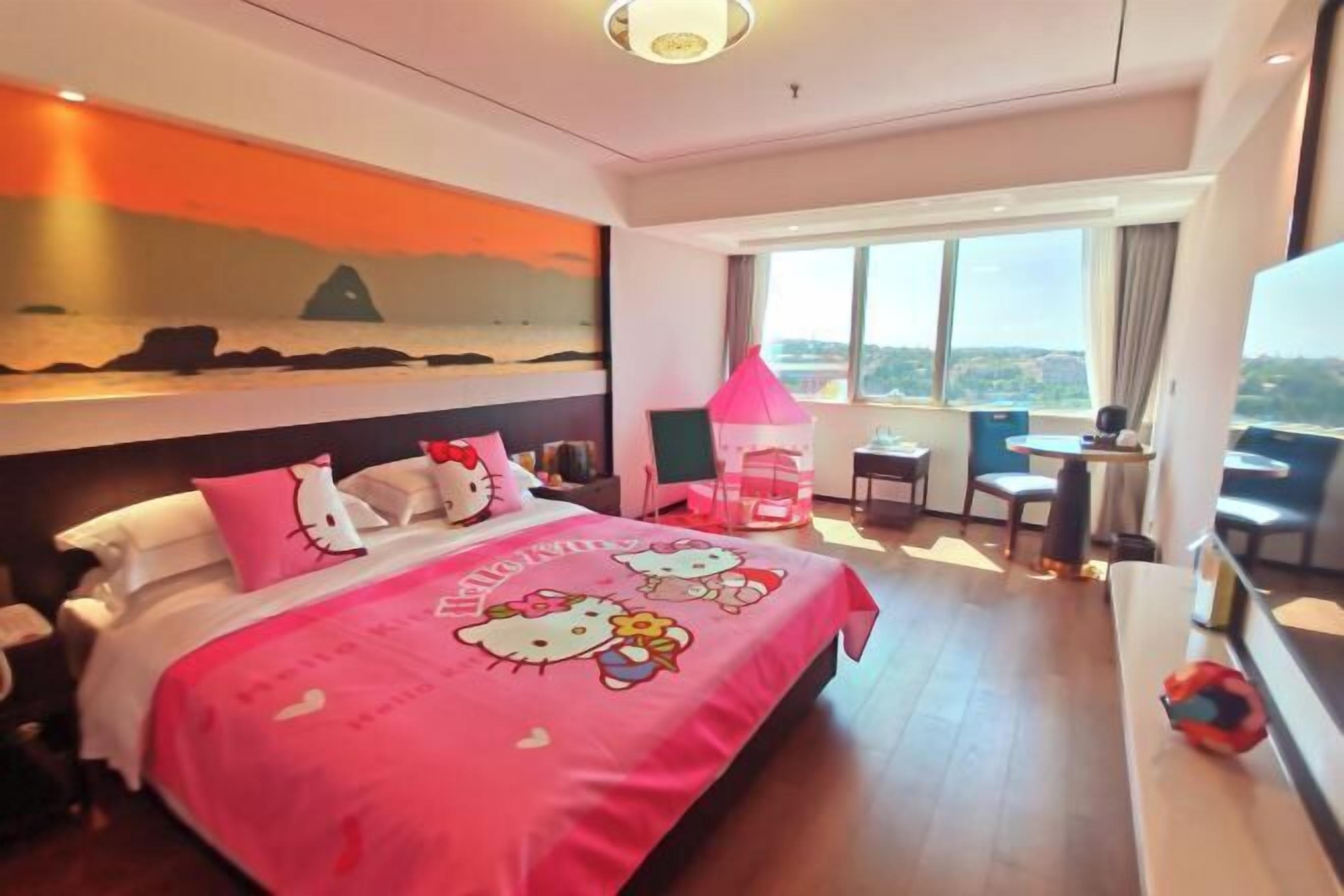 Minibar, bàn, giường gấp/giường phụ 