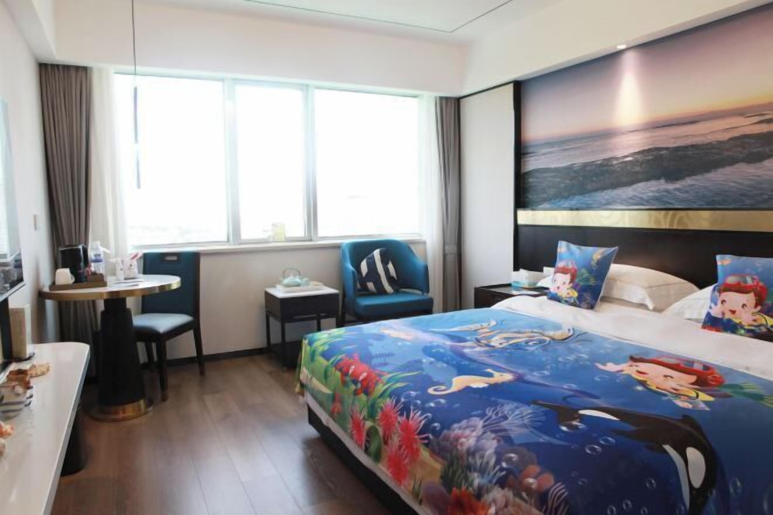 Minibar, bàn, giường gấp/giường phụ 