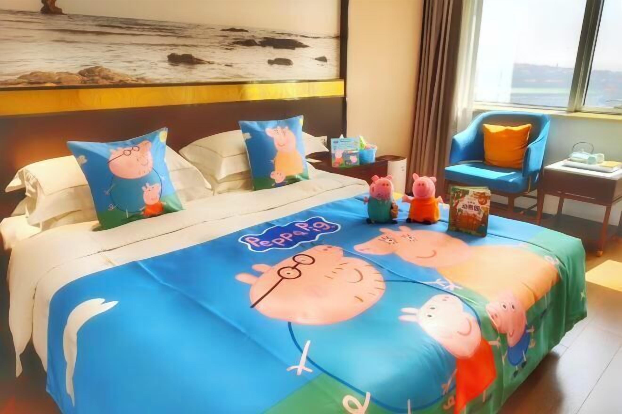 Minibar, bàn, giường gấp/giường phụ 