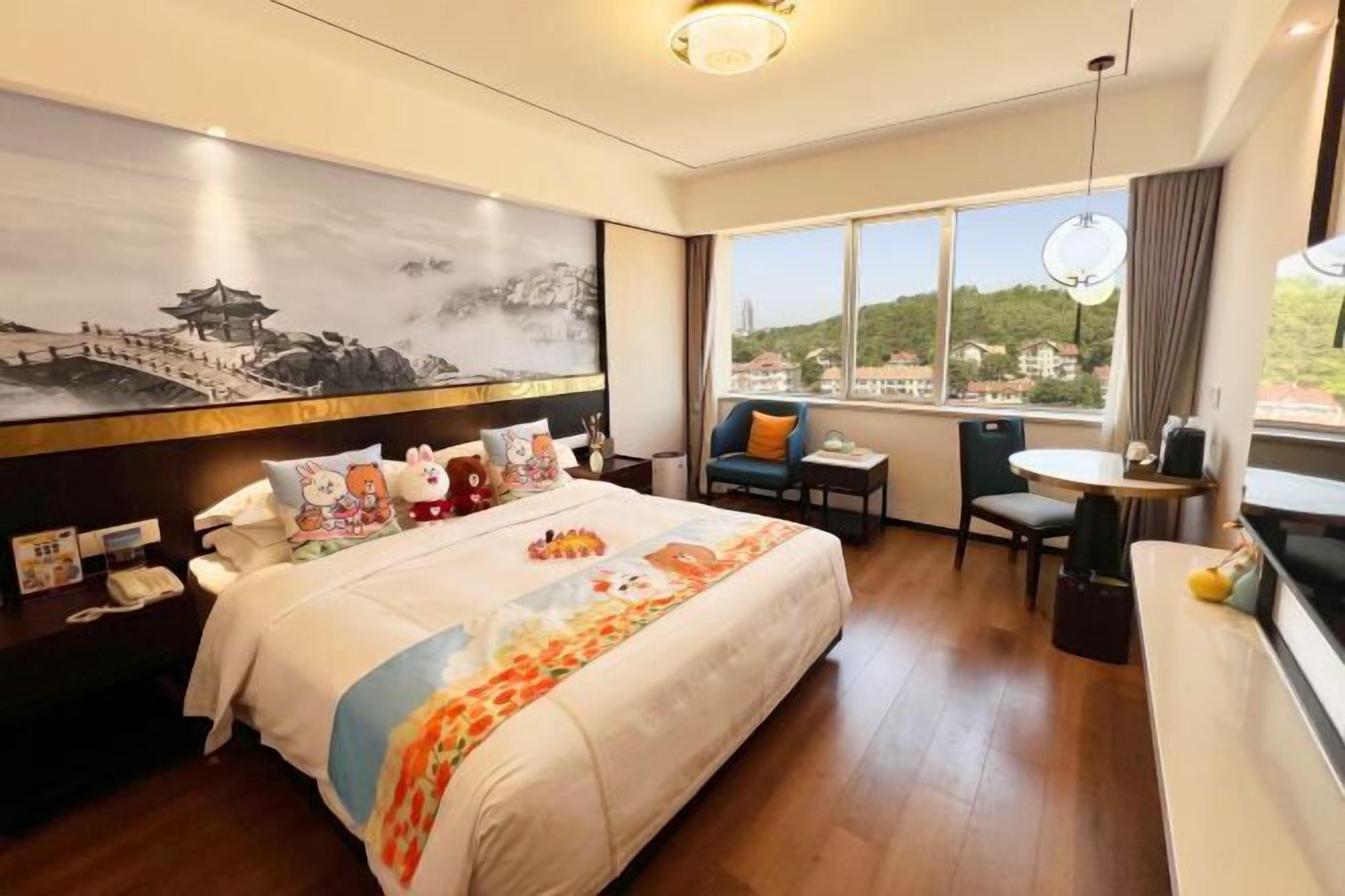 Minibar, bàn, giường gấp/giường phụ 