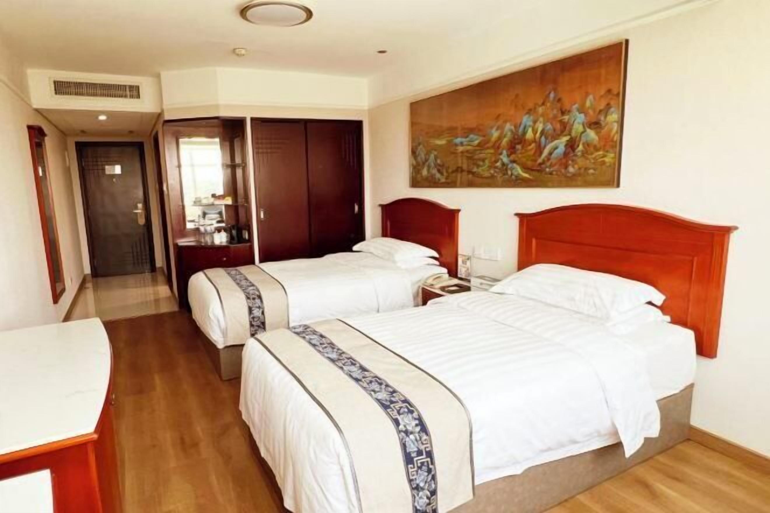 Minibar, bàn, giường gấp/giường phụ 