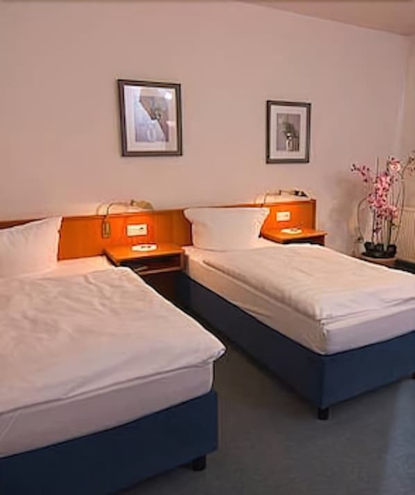 Double Room, 1 Double or 2 Single Beds | Desk, free WiFi, bed sheets