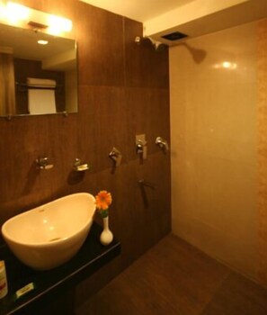 Shower, free toiletries, towels