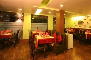 Breakfast, lunch and dinner served - Hotel Ratna Palace Residency (Thane)
