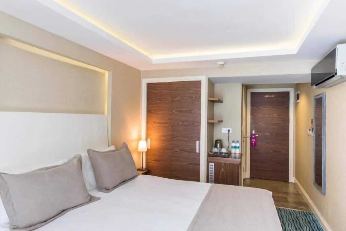 Minibar, in-room safe, blackout drapes, soundproofing