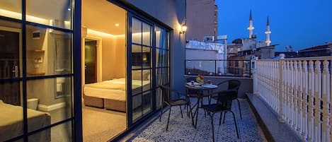 Habitación cuádruple, balcón | Minibar, caja de seguridad en la habitación y cortinas blackout