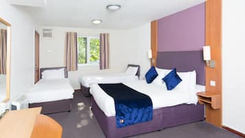 Habitación estándar, 1 cama doble con sofá cama | 1 dormitorio, escritorio, tabla de planchar con plancha