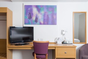 Standard Twin Room | Room amenity - Comfort Inn Manchester North (Manchester)
