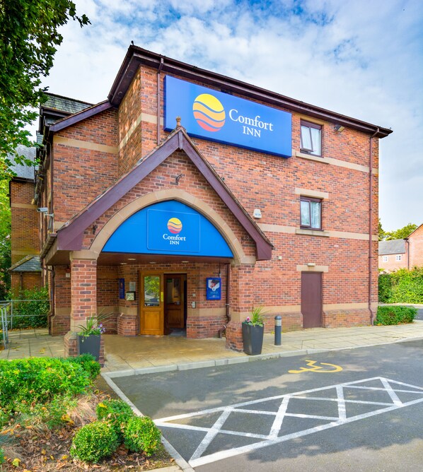 Property entrance - Comfort Inn Manchester North (Manchester)