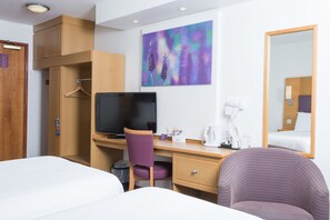 Standard Twin Room | 1 bedroom, desk, iron/ironing board, free rollaway beds - Comfort Inn Manchester North (Manchester)