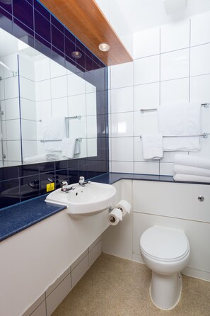 Bathroom - Comfort Inn Manchester North (Manchester)