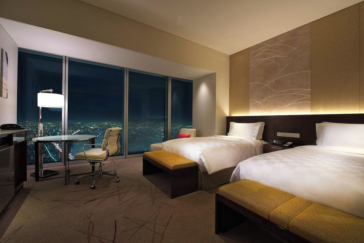 Down comforters, minibar, in-room safe, desk