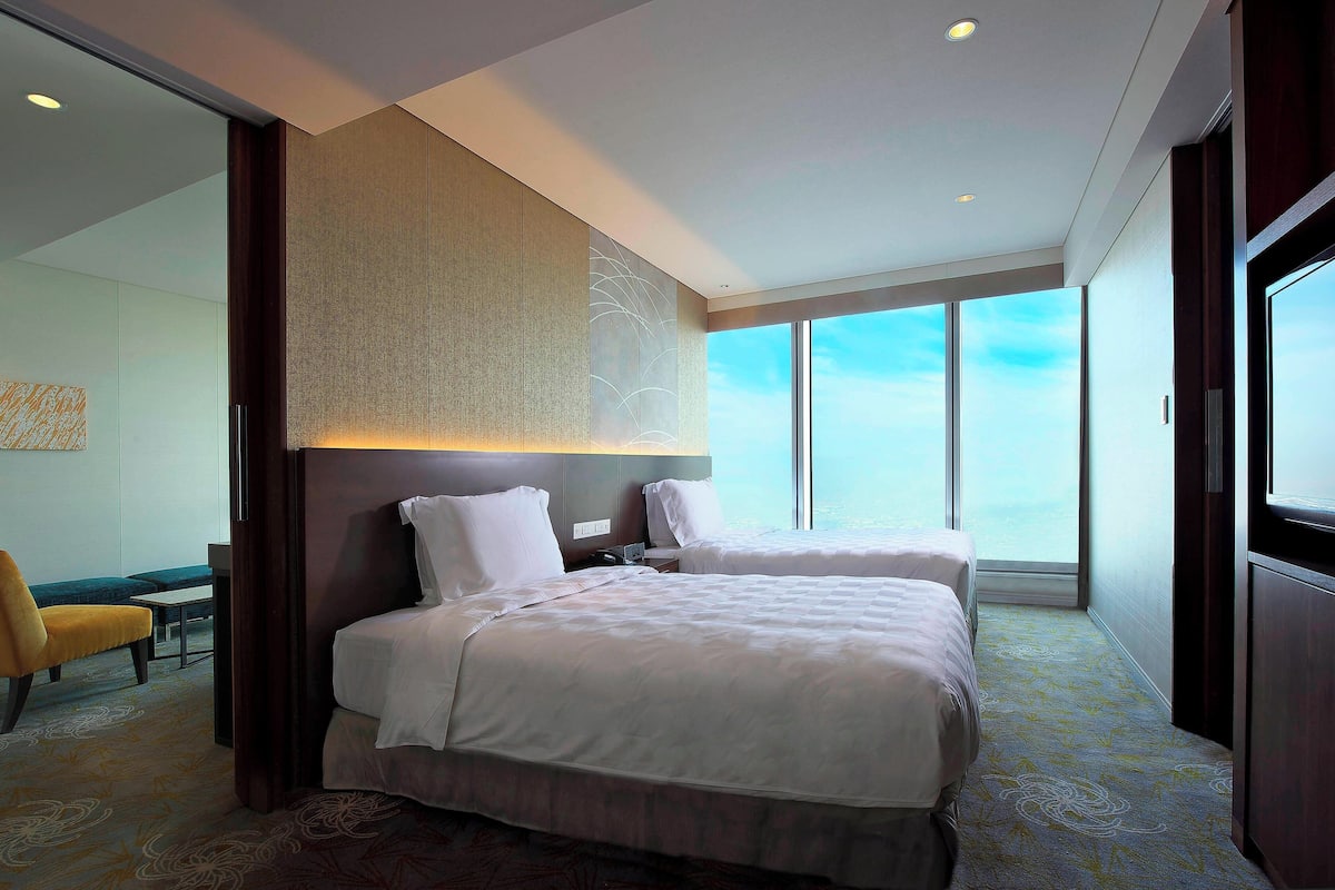 Junior-Suite, 1 Schlafzimmer, Stadtblick | 1 Schlafzimmer, Daunenbettdecken, Minibar, Zimmersafe