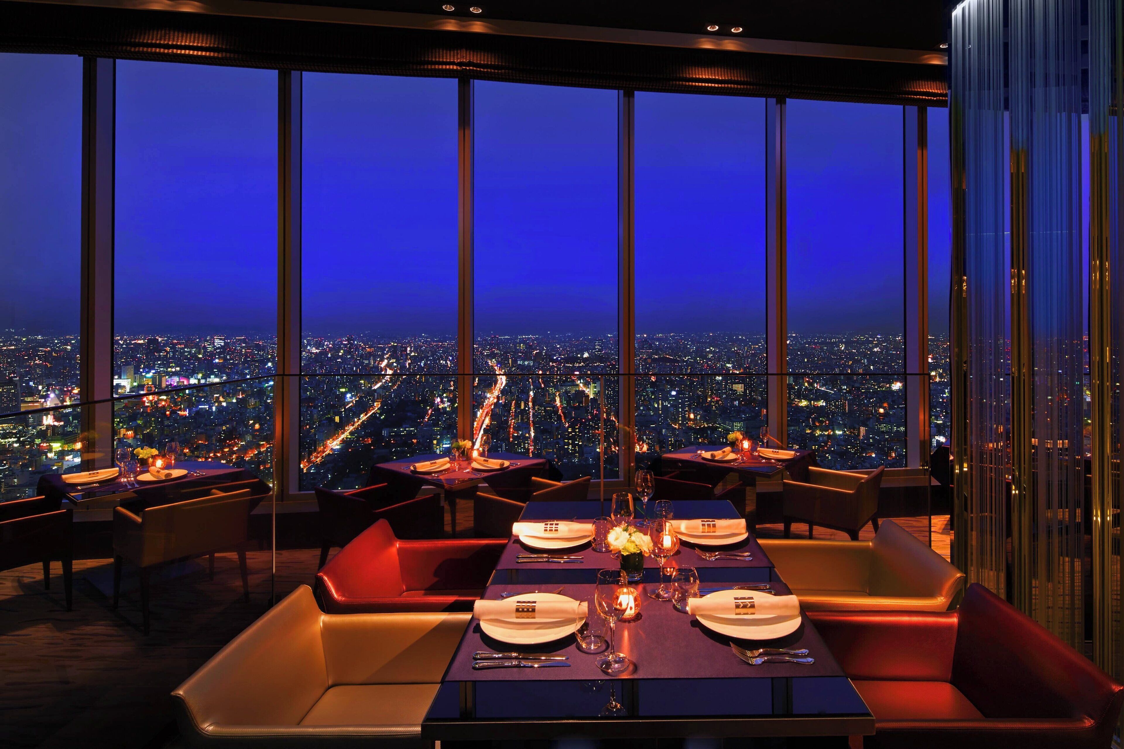 2 restaurants, breakfast, lunch, dinner served; international cuisine