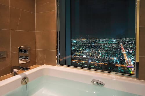 Separate bathtub and shower, deep-soaking bathtub, free toiletries