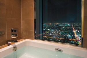 Separate tub and shower, deep soaking tub, free toiletries, hair dryer