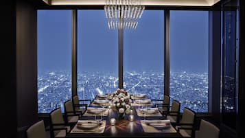 2 restaurantes, se sirven desayunos, comidas y cocina internacional