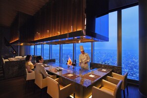 2 restaurants, serveren ontbijt, lunch, diner, internationale gerechten