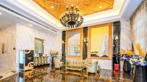 A luxurious lobby with a marble floor, a grand chandelier, and elegant furniture. - Vienna International Hotel (Shantou Chenghai Waisha Bridge) (Shantou)