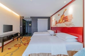 A hotel room with a bed, a TV, a desk, and a red headboard. - Vienna International Hotel (Shantou Chenghai Waisha Bridge) (Shantou)