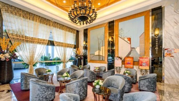 A lobby with plush seating, a chandelier, and large windows with curtains. - Vienna International Hotel (Shantou Chenghai Waisha Bridge) (Shantou)