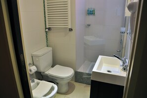 Quarto casal superior | Banheiro | Chuveiro, toalhas de banho