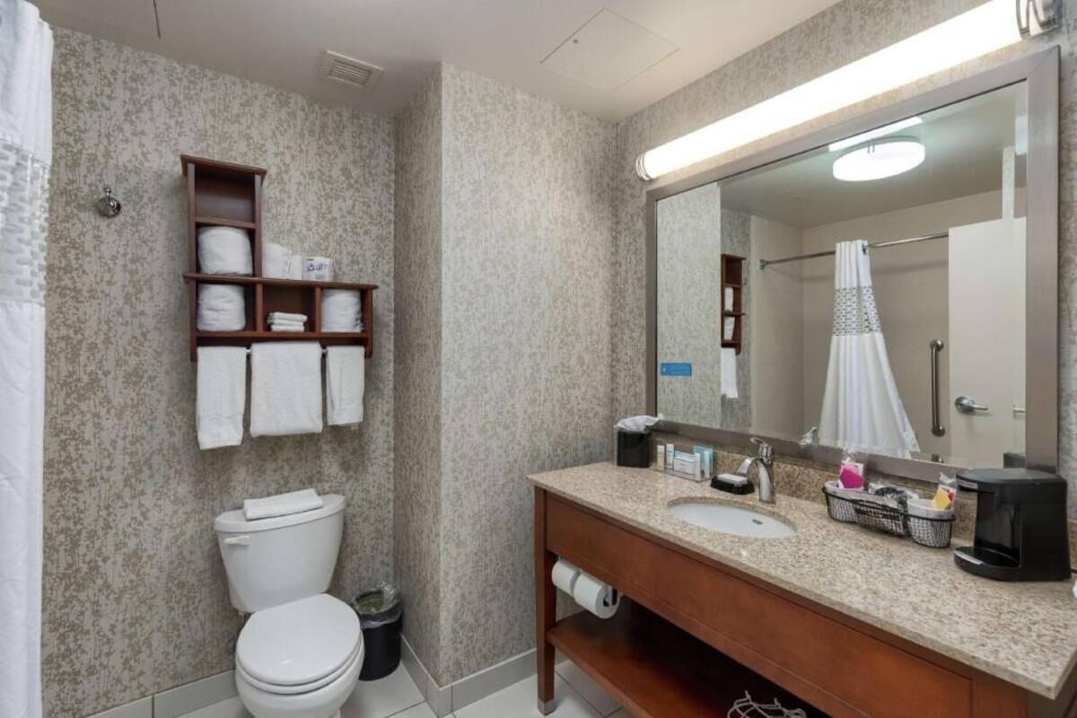 Bathroom | Free toiletries, towels