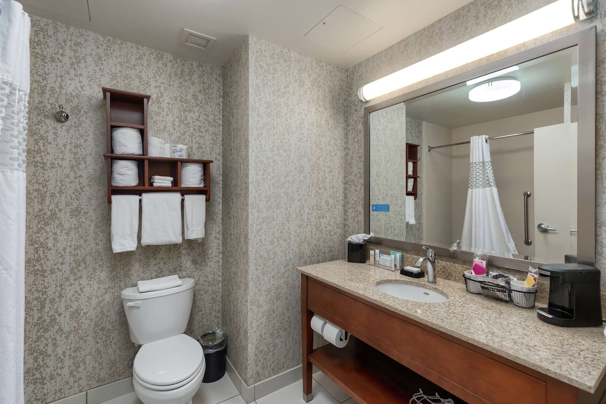 free toiletries, towels