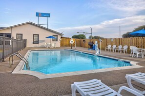 Pool - Motel 6 Bryan, TX - College Station (Bryan)