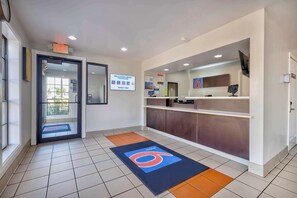 Lobby - Motel 6 Bryan, TX - College Station (Bryan)