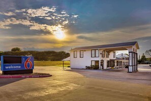Exterior - Motel 6 Bryan, TX - College Station (Bryan)