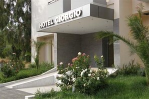 Property entrance - Hotel Giorgio (Acharnes)