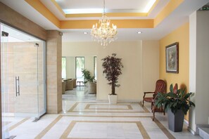 32-inch LED TV with satellite channels - Hotel Giorgio (Acharnes)