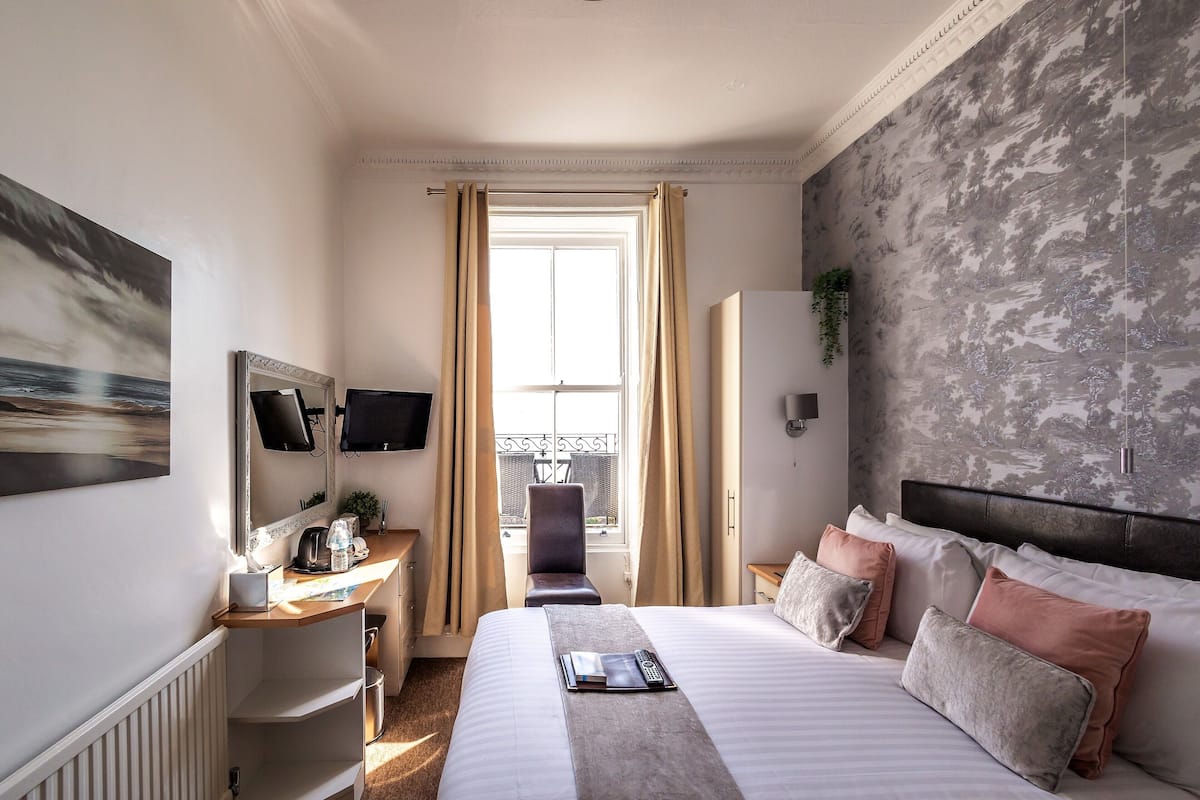 blackout curtains, free wifi, bed sheets