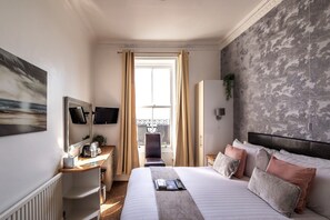 Blackout drapes, free WiFi, bed sheets