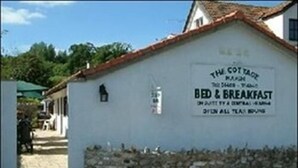 A white building with a sign advertising bed and breakfast services. - The Cottage Marsh B&B (Honiton)